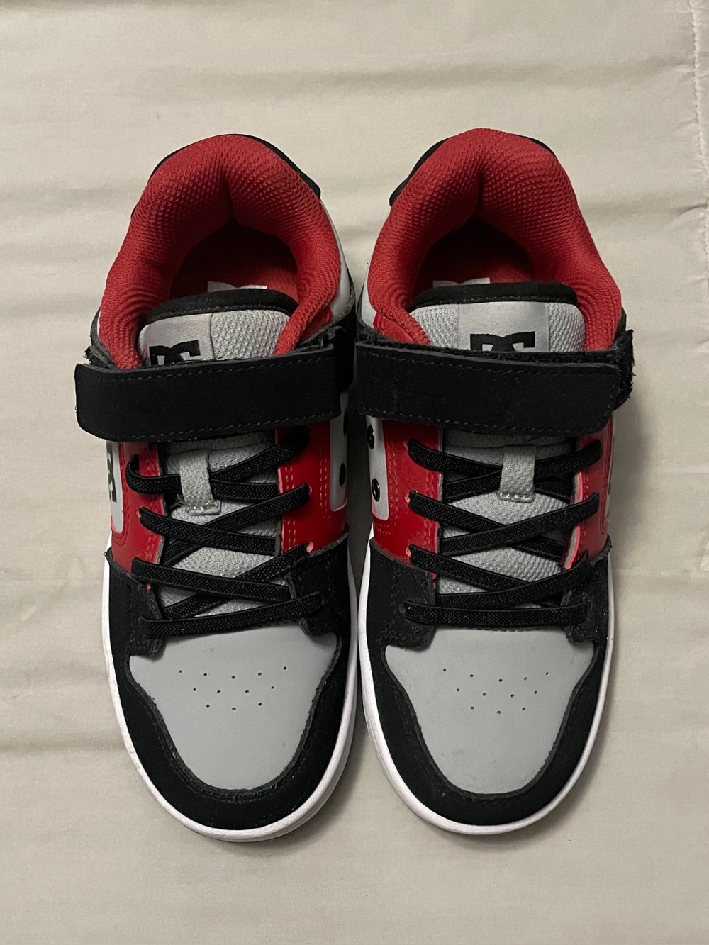 DC Kids Low-Top Sneakers in Red, Gray & Black